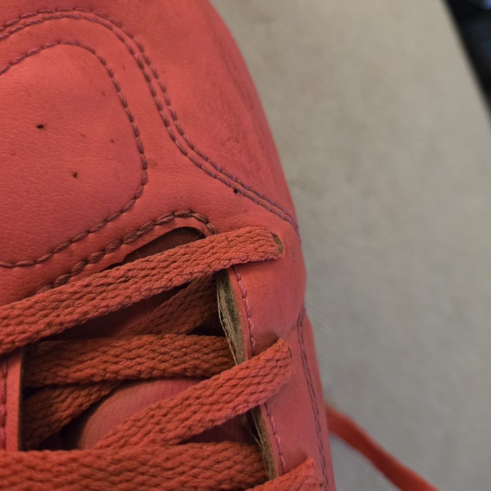 Nike‎ Tiempo Pink Soccer Shoes - Picture 3 of 3